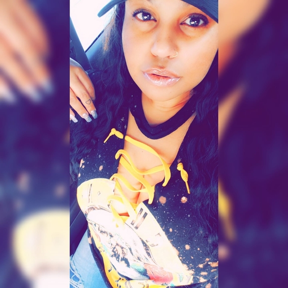 Meet your Posher, Nichole - Picture 1 of 1